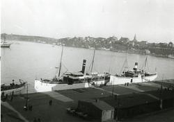 Stockholms hamn.
I förgrunden t. v. förstäven på passagerarf