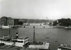 Stockholms hamn.
I förgrunden last och passagerarfartyget Njord vid Skeppsbron. I bakgrunden Nationalmuseum, Skeppsholmen och Strandvägen.