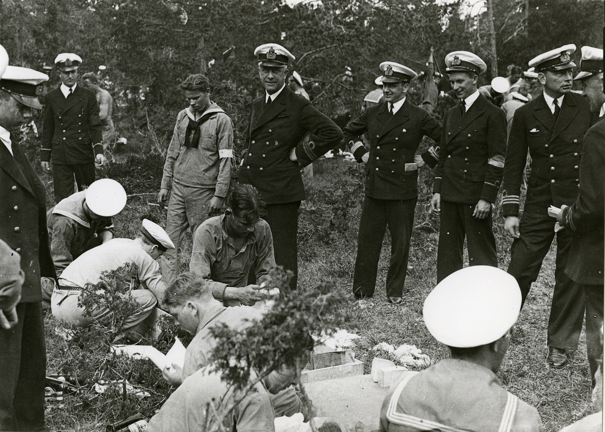 Besättningsmän sysselsatta med någon form av tävling på land.