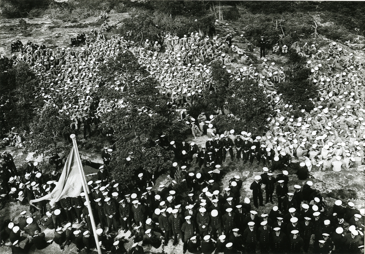 Fartygsbesättningar samlade i land.