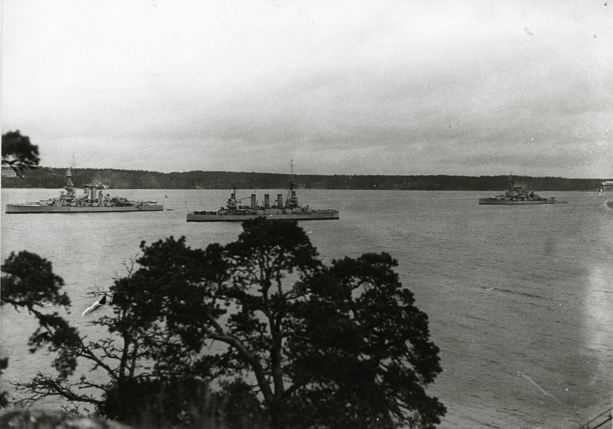 Tre pansarskepp, troligen på Hårsfjärden.
T v Sverige, i mitten Oscar II, t h Gustaf V.