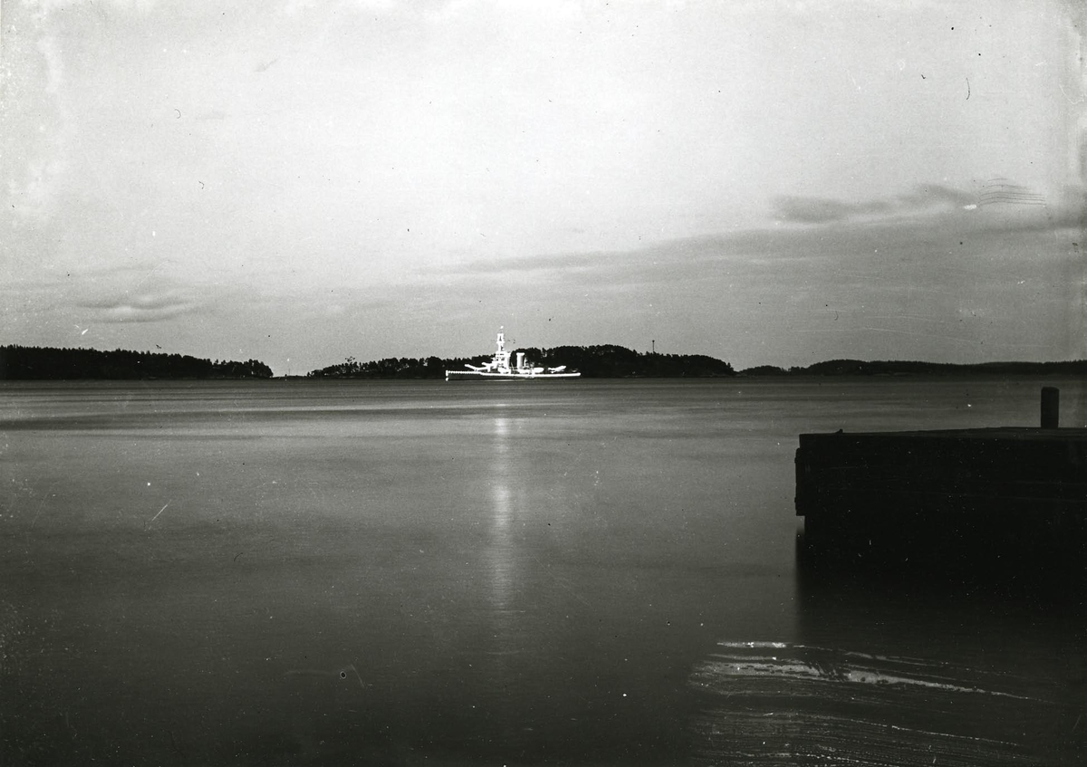 Pansarskepp med illuminering, till ankars troligen på Hårsfjärden i Sth. skärgård.
