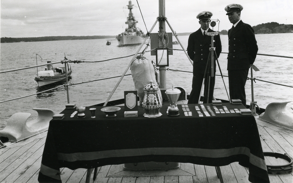 Prisutdelning ombord. Två officerare med priser på ett bord.