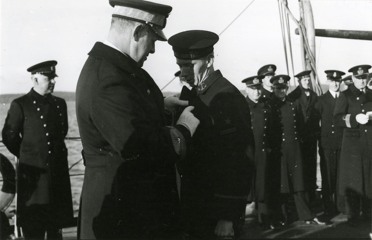 Konteramiral delar ut förtjänsttecken.