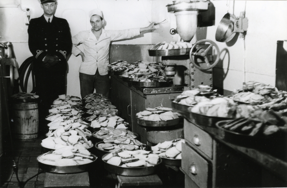 Kocken och ett befäl i köket på ett örlogsfartyg.