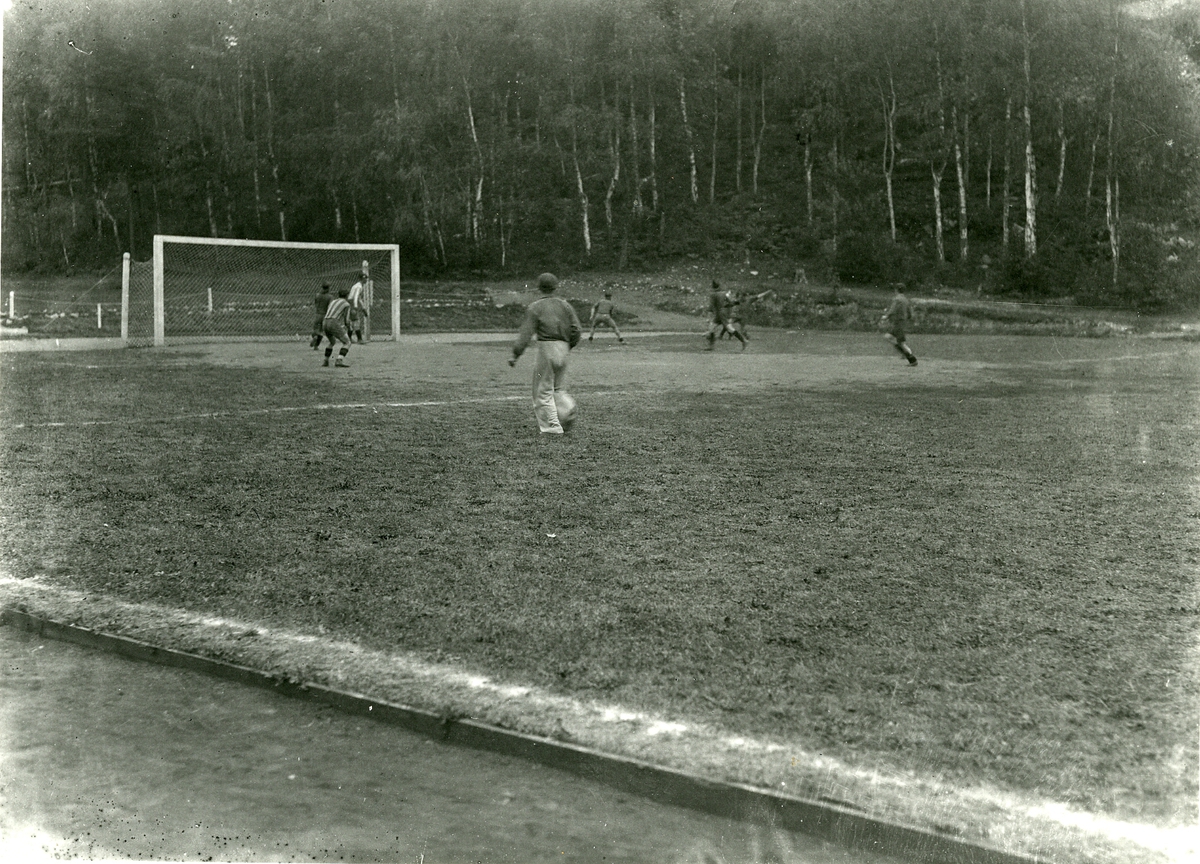 Fotbollsmatch. Troligen på Kustflottans idrottsplats vid Hårsfjärden.