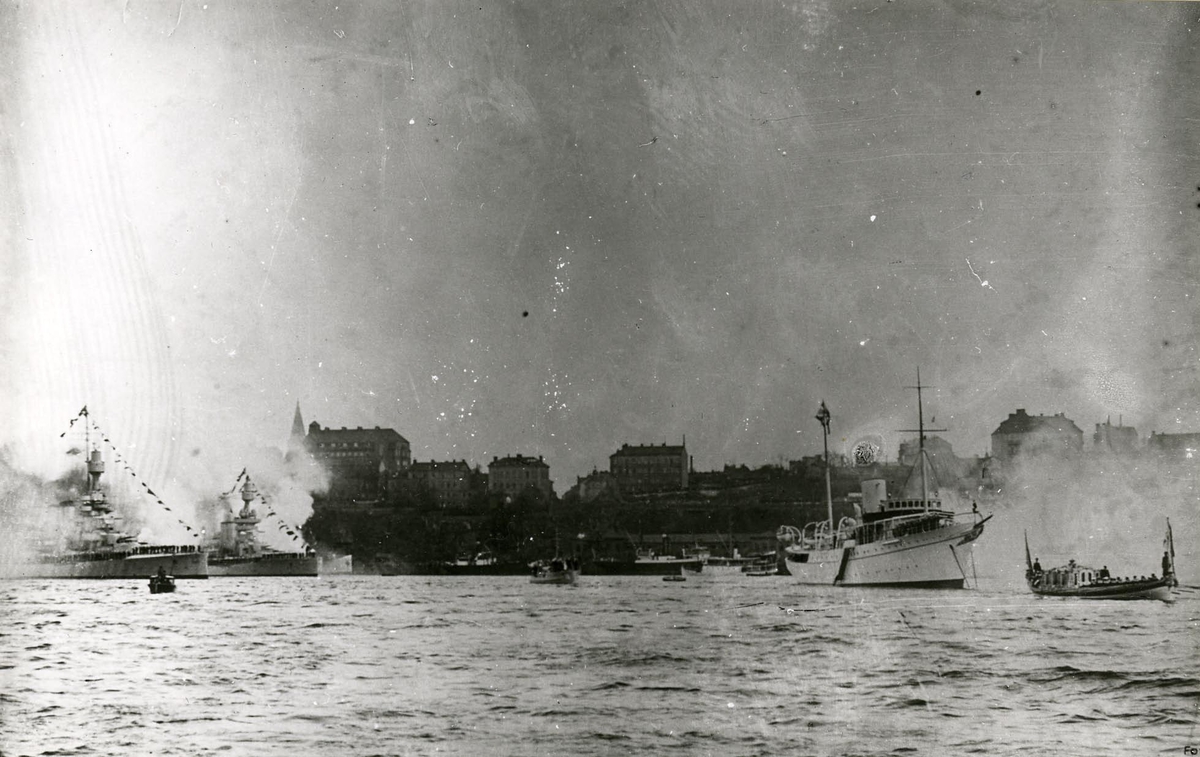 Danska kungayachten Dannebrogen på Stockholms ström 1946. Slupen Vasaorden från Dannebrogen. I bakgrunden pansarskeppen Sverige och Gustaf V från vilka salut skjutes.