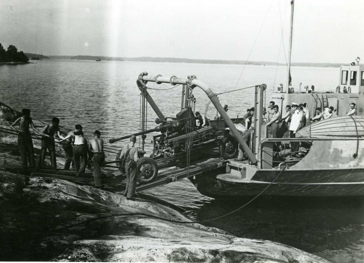 Luftvärnskanon tas iland på strandklippor från artillerifärjan Ring.