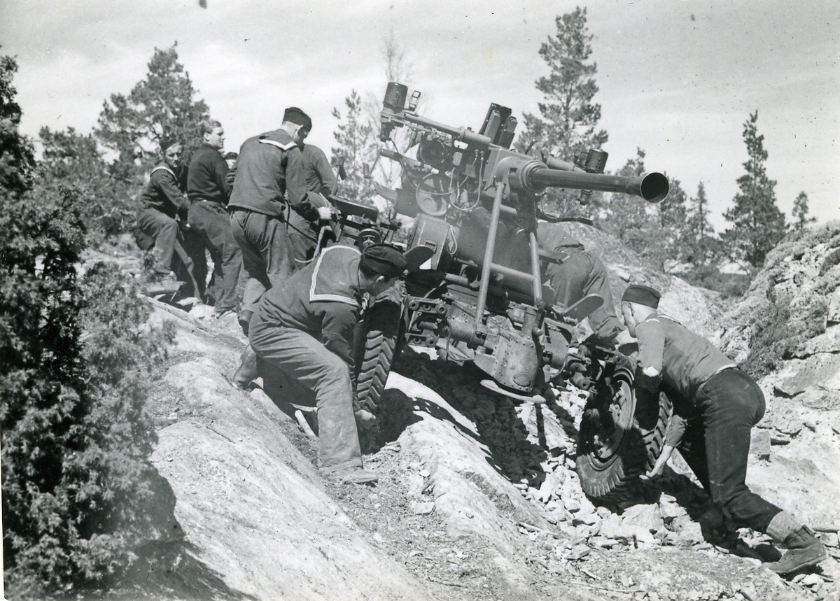 Luftvärnskanon dras upp för en bergsida.