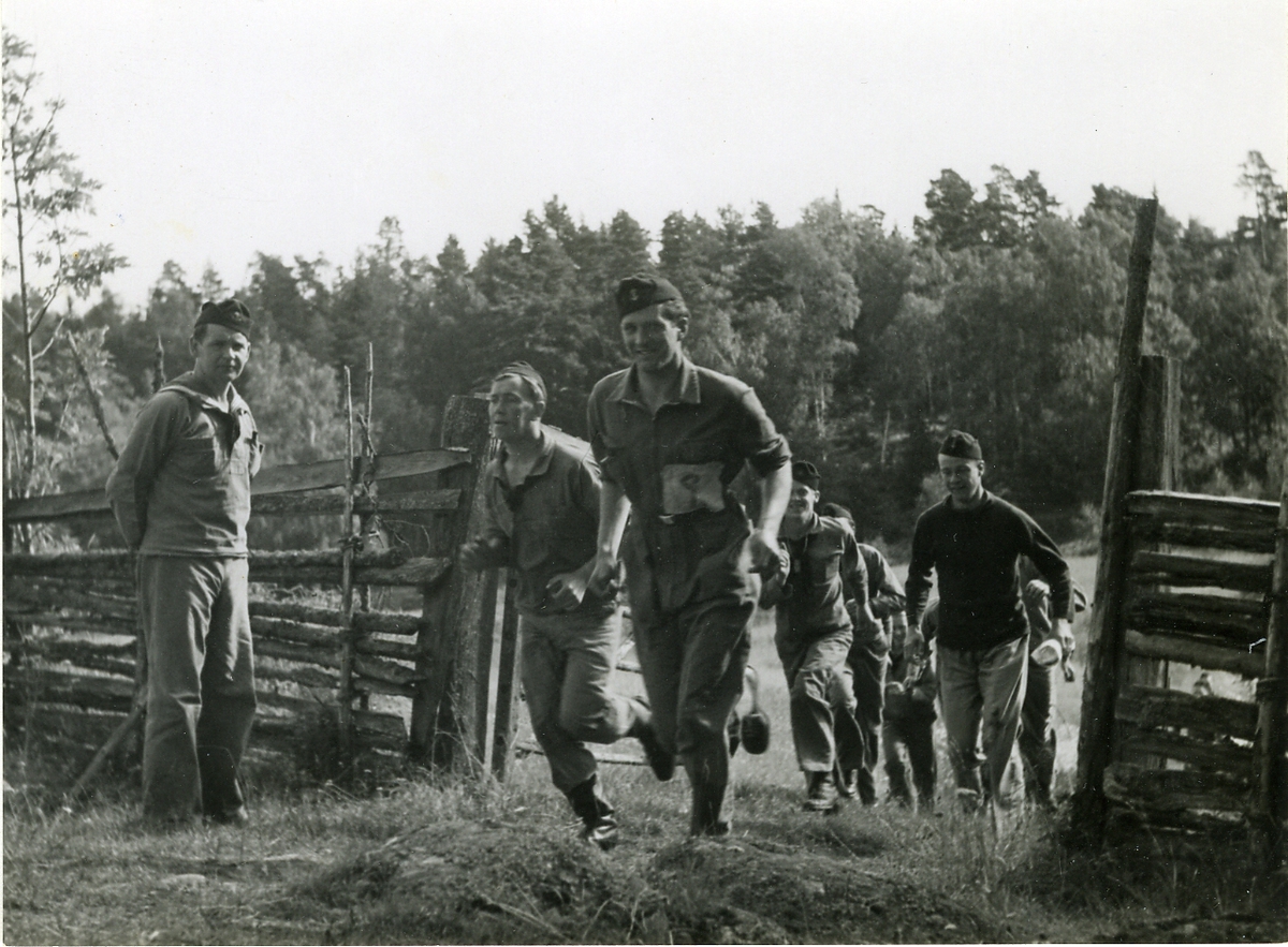 Manskap under terränglöpning.