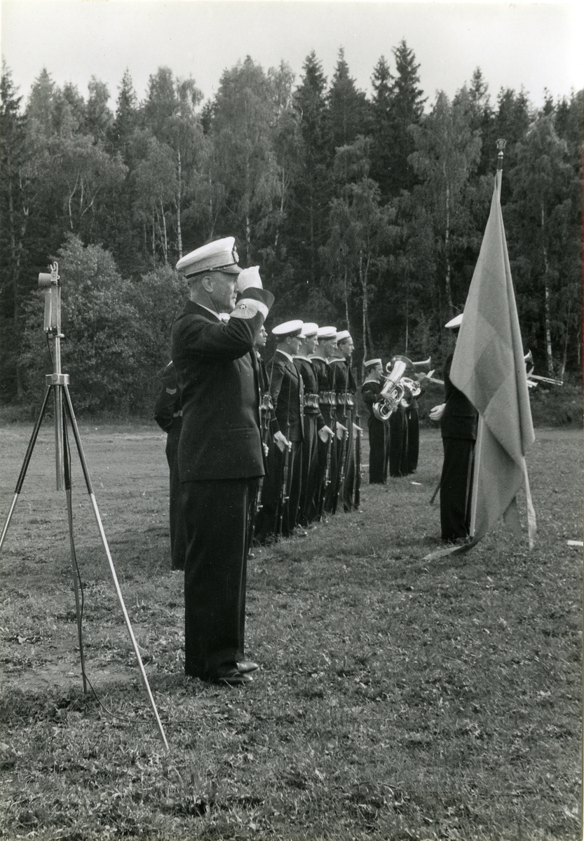 Konteramiral samt vakt och musikkår på Kustflottans idrottsplats vid Hårsfjärden.