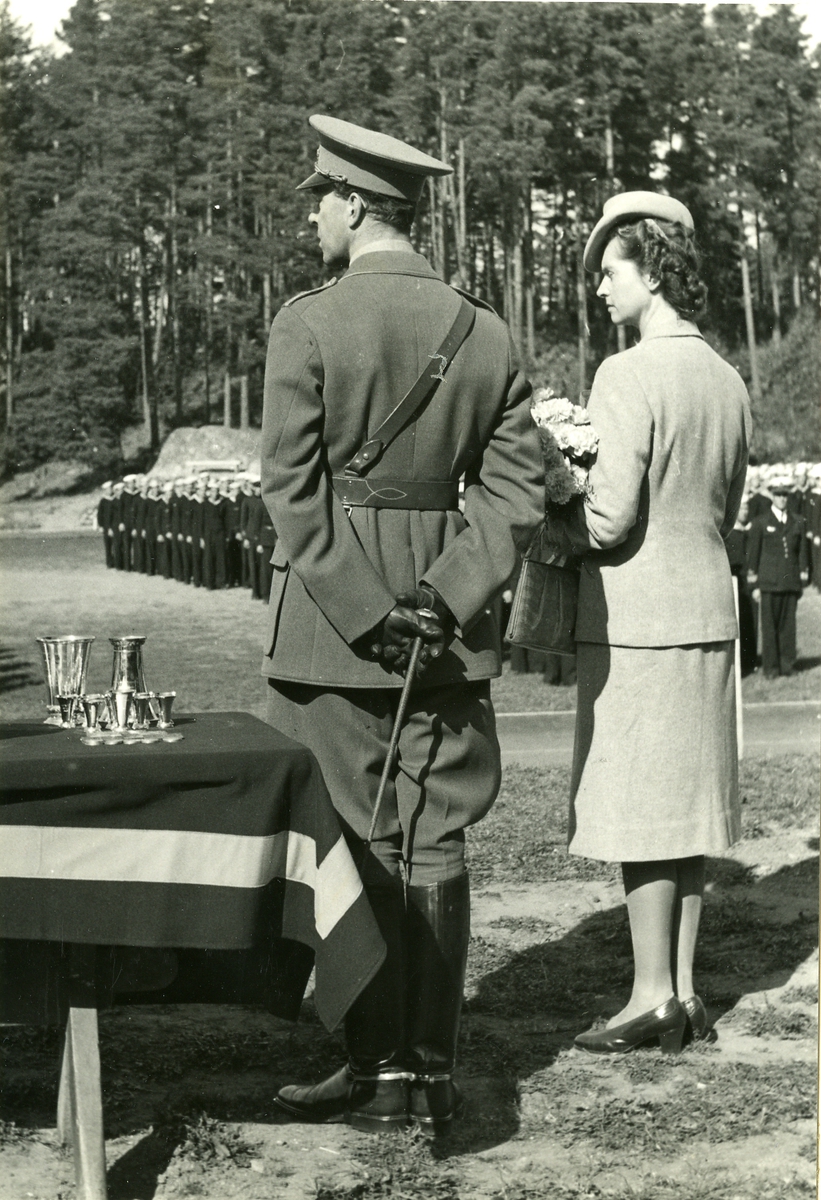 Prins Gustav Adolf och prinsessan Sibylla närvarande vid prisutdelning bland marinsoldater på Kustflottans idrottsplats vid Hårsfjärden.