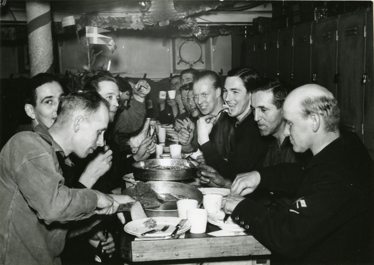 Backlagsfest ombord vid jultid någon gång under andra världskriget.