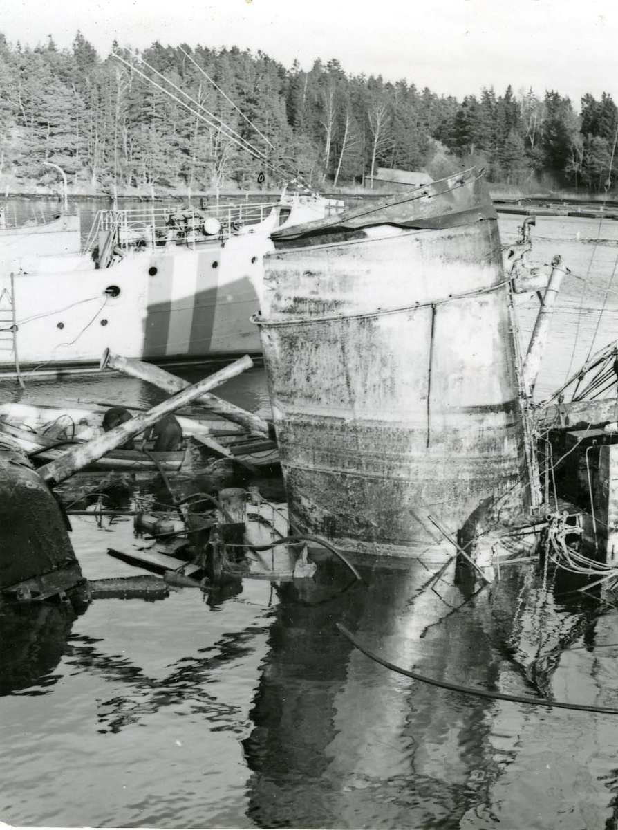 Bärgningen av en av de vid olyckan den 17-9 1941 sjunkna jagarna. Skorstenen på jagaren syns ovan vattnet.