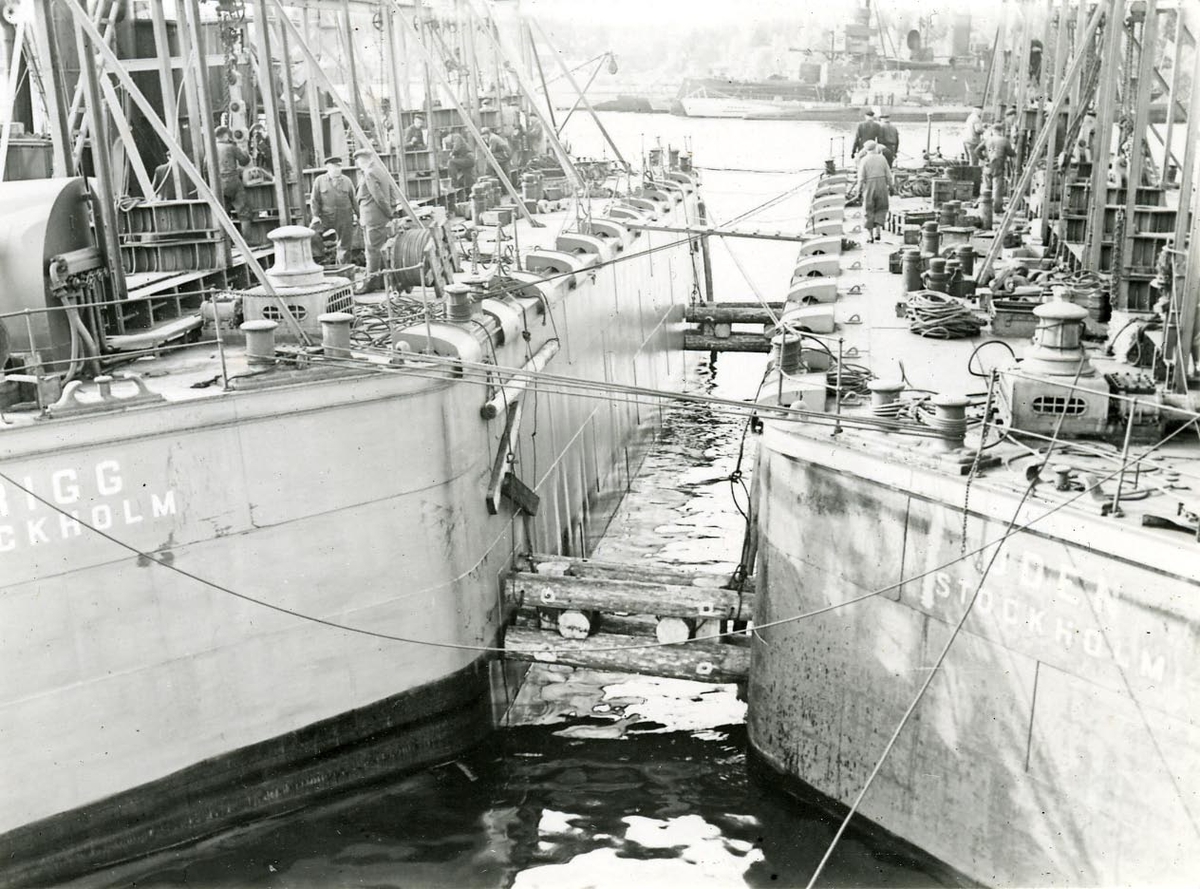 Pontonerna Oden och Frigg under bärgning av jagarna som sjönk efter en explosion den 17 sept. 1941.