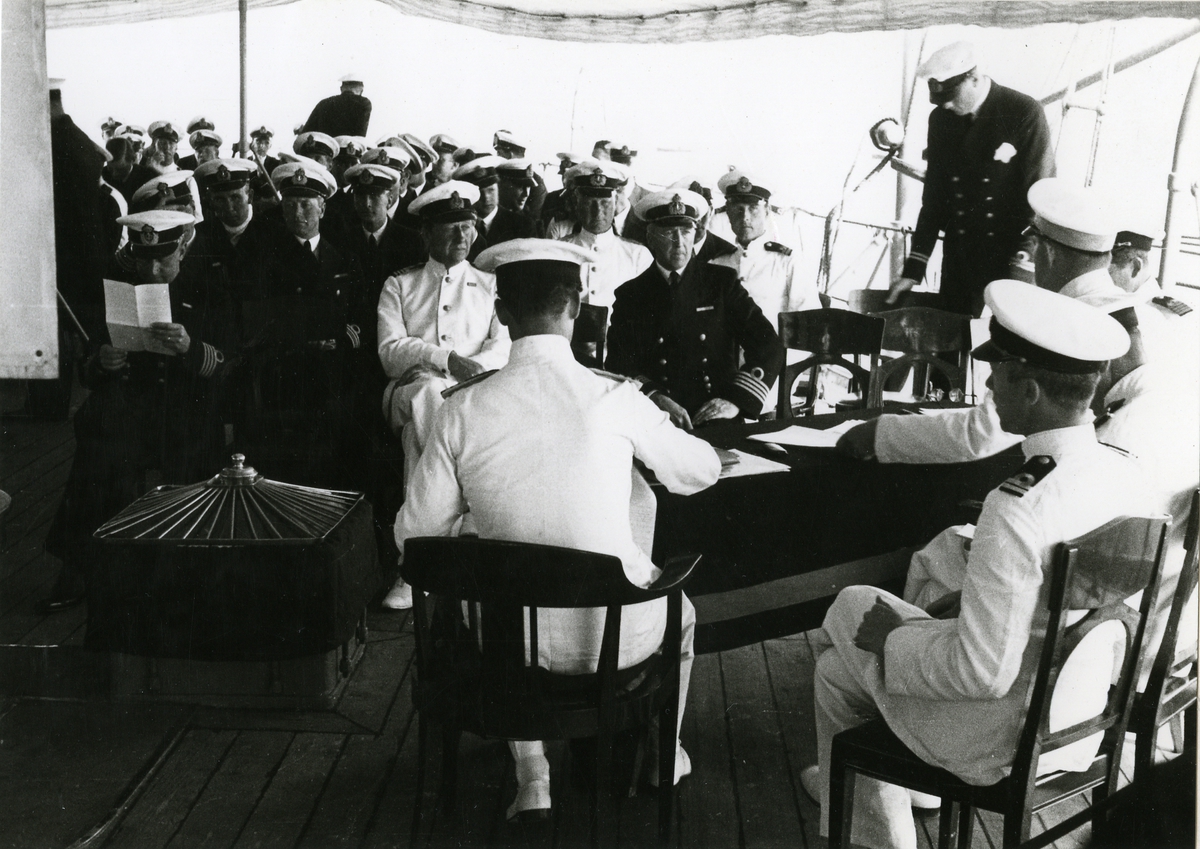 Officerare samlade på akterdäck år 1934.