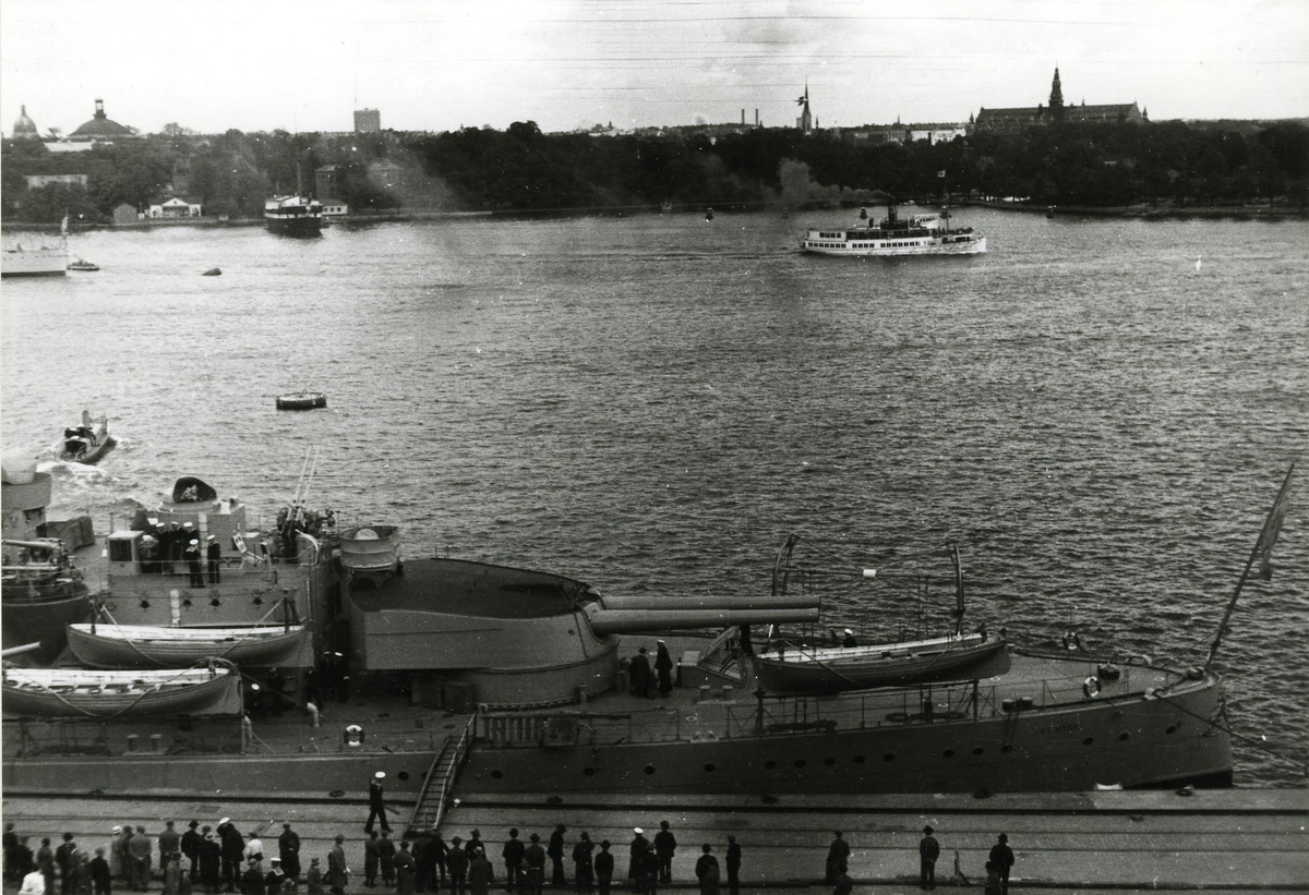 Pansarskeppet Sverige vid Stadsgårdskajen år 1934.