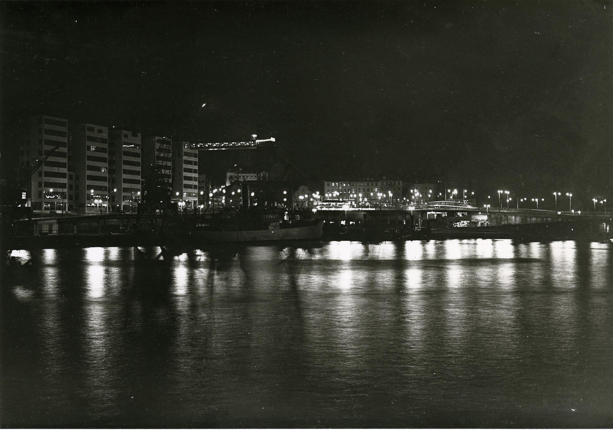 Slussen och Franska bukten på kvällen sedd från Saltsjön.