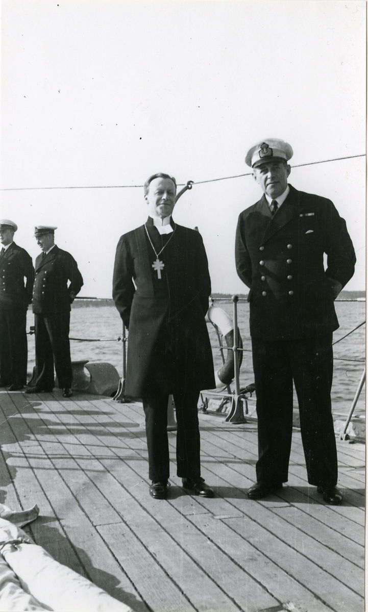 Konteramiral Fabian Tamm och Ärkebiskop Erling Eimden ombord på ett pansarskepp.