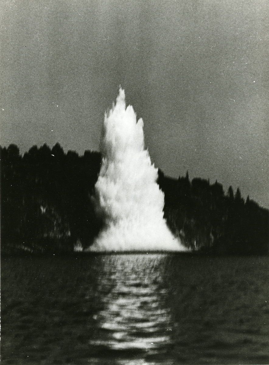 Uppkast efter torpedexplosion mot bergvägg i skärgården.