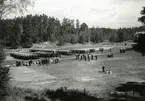 Avslutning med prisutdelning den 18 juni 1948.
Fartygsbesättningar uppställda på Kustflottans idrottsplats vid Hårsfjärden.