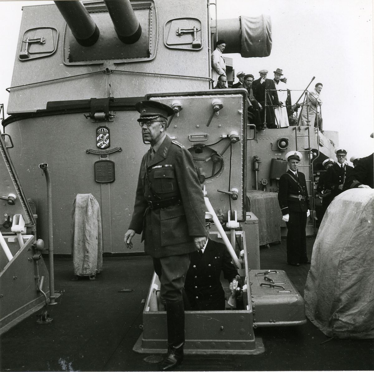 Kronprins Gustav Adolf besöker kryssaren Göta Lejon 1948.