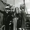 Officer F.C.Rudling visar fartyget för prinsessan Sibylla med döttrar vid jagaren Ölands besök i Borgholm 1948.