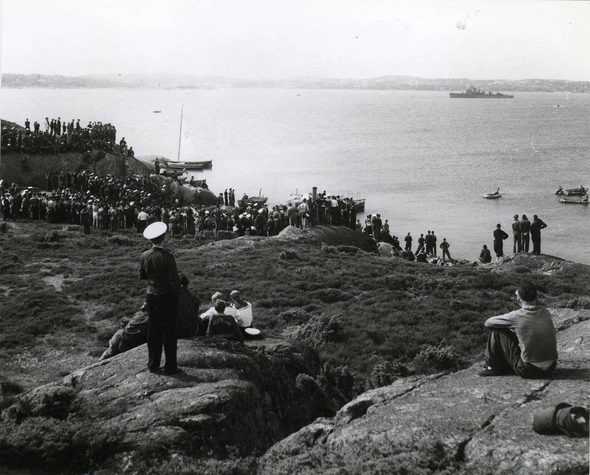 Manskap vid stranden.