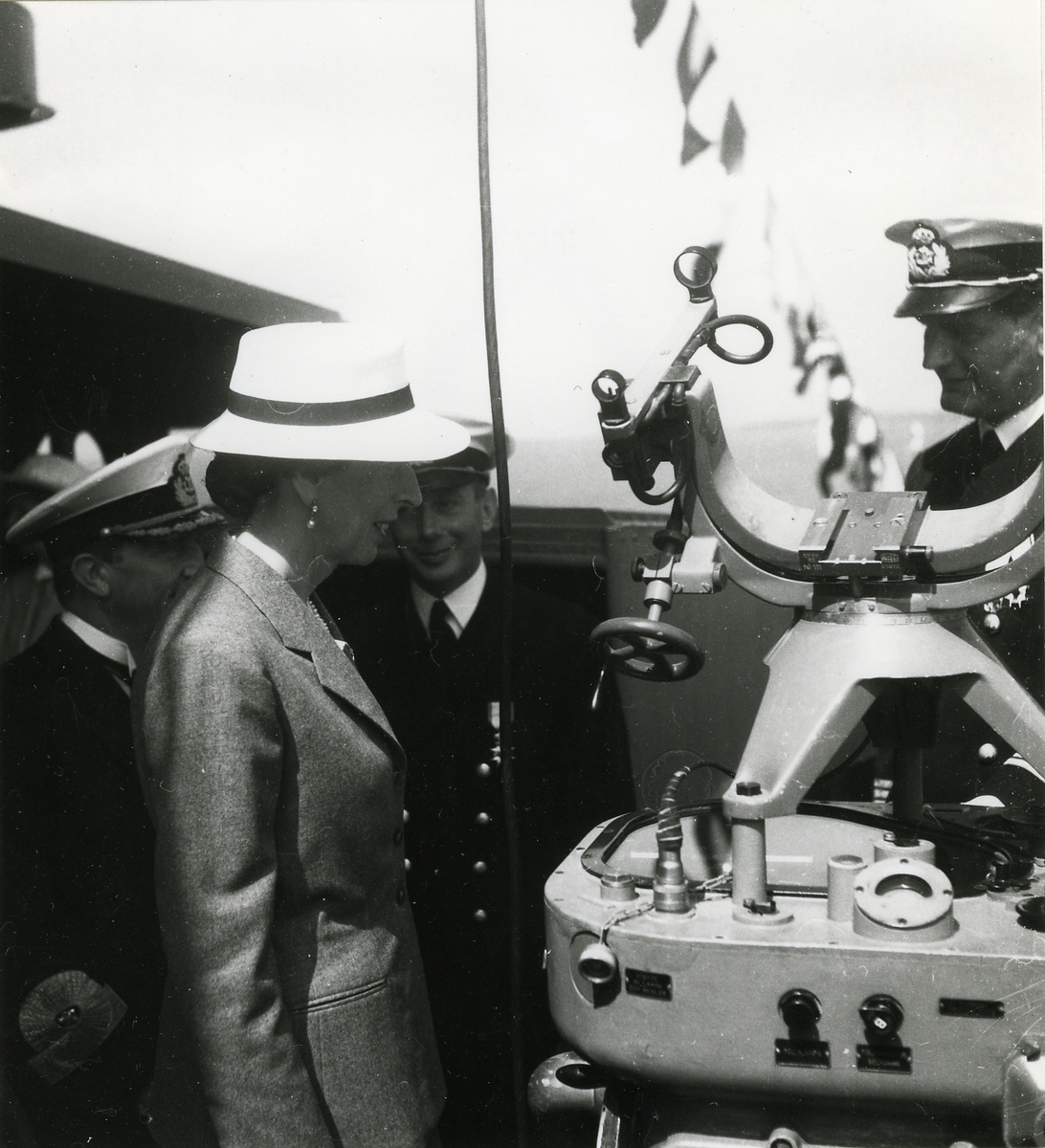 Danmarks drottning Ingrid ombord på kryssaren Göta Lejon vid besök i Helsingborg 1948.