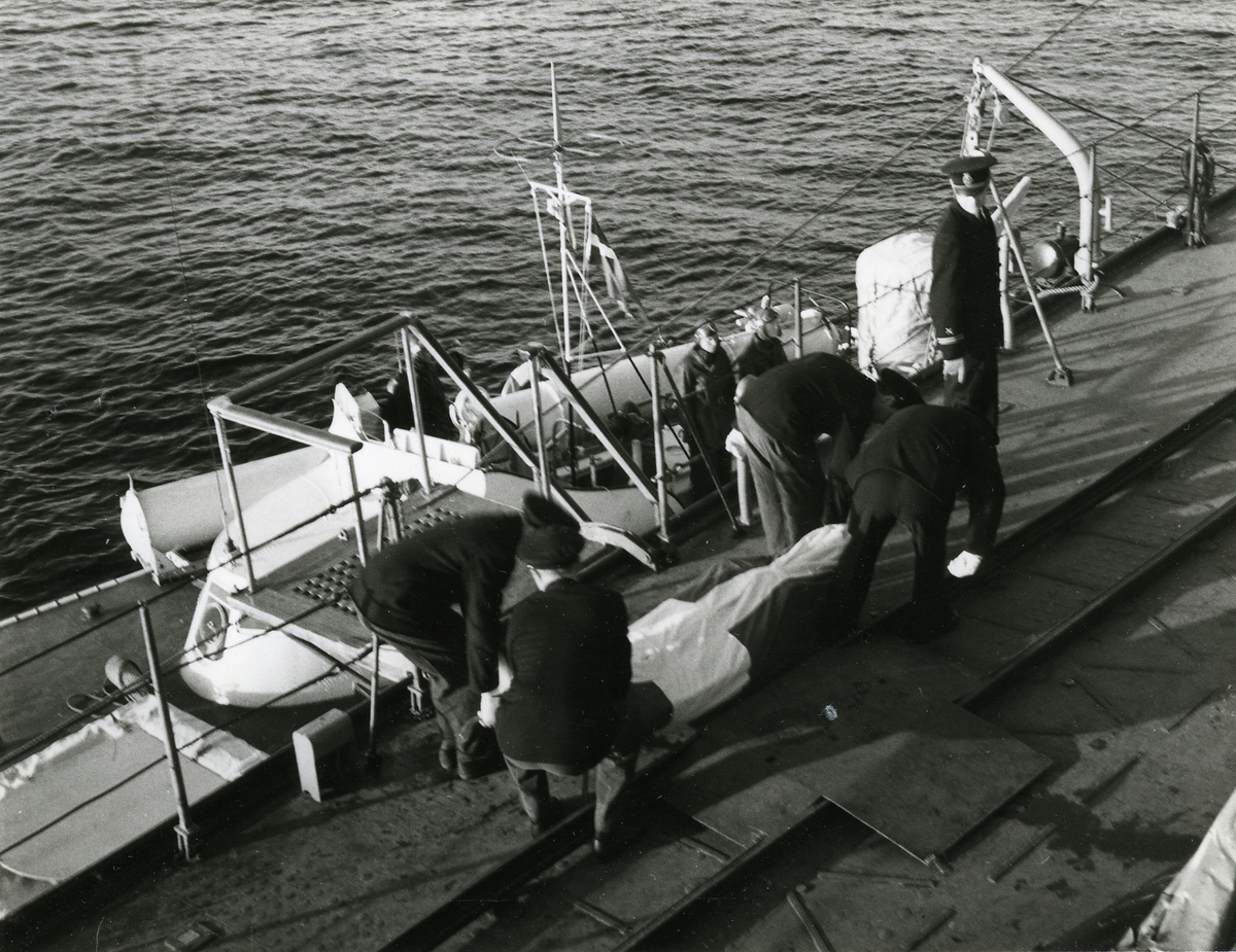 Kistan förs över från kryssaren Göta Lejon till torpedbåt, 1948.