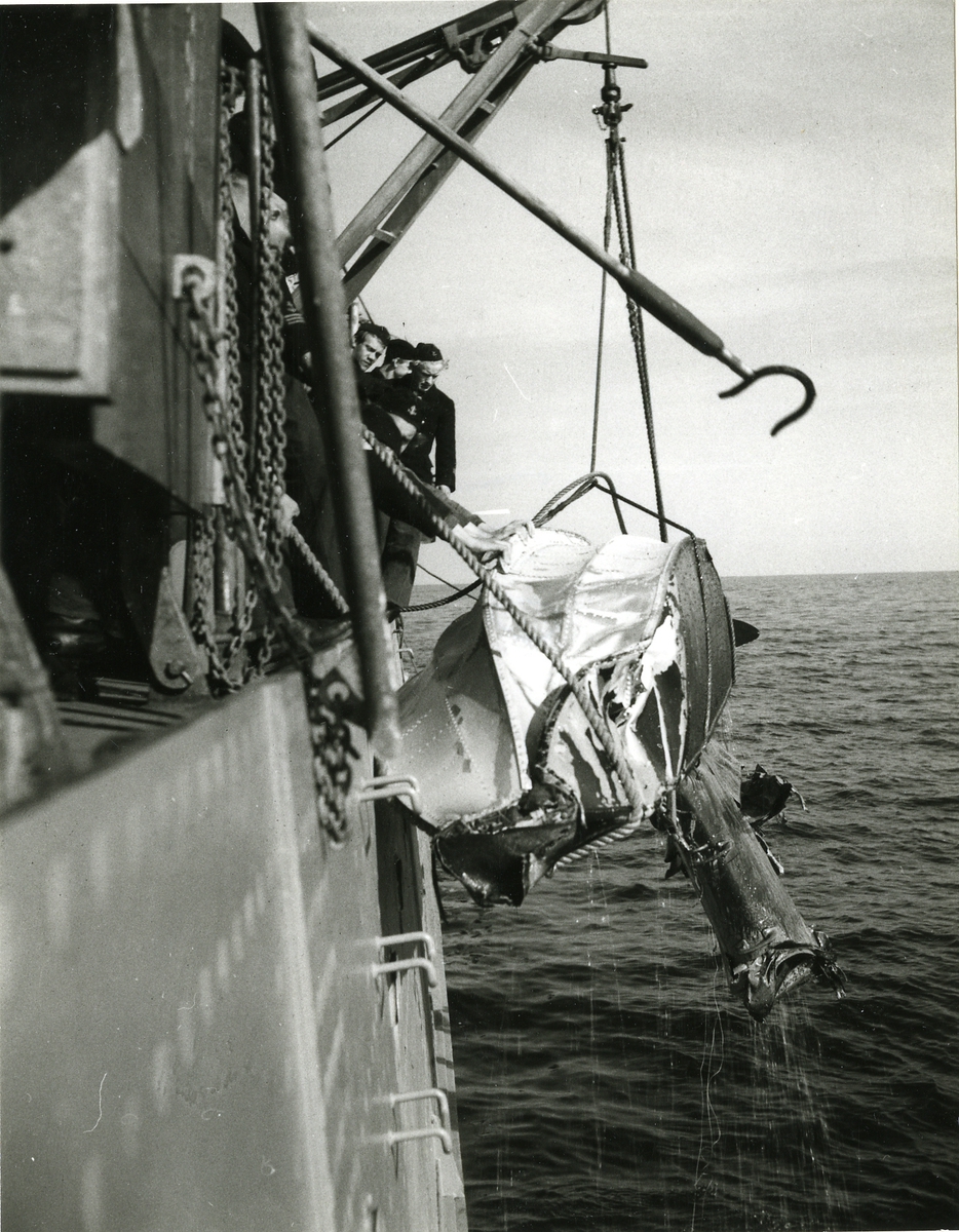 Havererat flygplan bärgas ombord på kryssaren Göta Lejon, 1948.