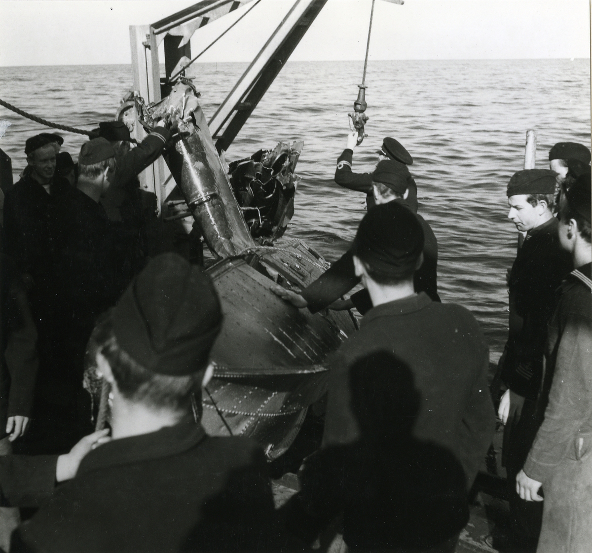 Havererat flygplan bärgas ombord på kryssaren Göta Lejon, 1948.