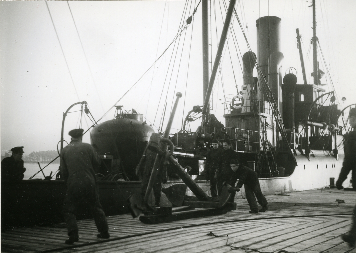 Utsjöankringsmateriel för Kustflottans ubåtsbärgningspiket på Belos 1948. Ankare på kajen vid Belos.