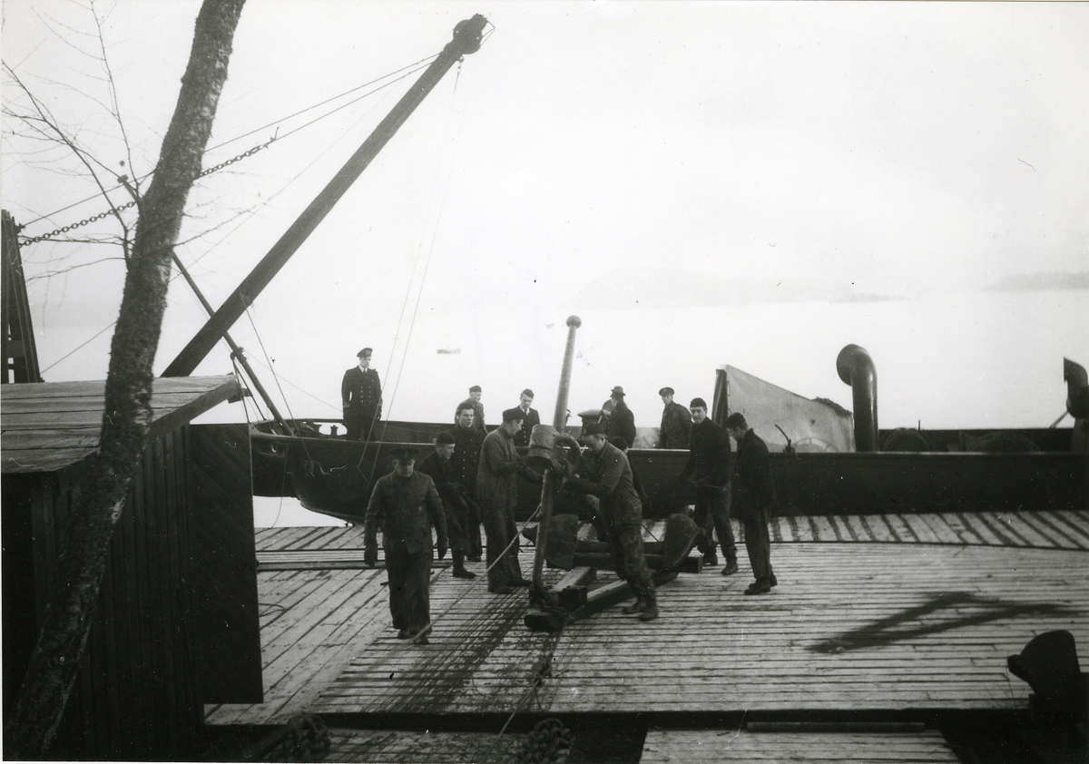 Utsjöankringsmateriel på Kustflottans ubåtsbärgningspiket på Belos 1948. Ankare på kajen vid Belos.