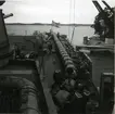 Kryssaren Göta Lejon tar ombord minor. Minorna körs ut på kajen från ett bergrum 1948.