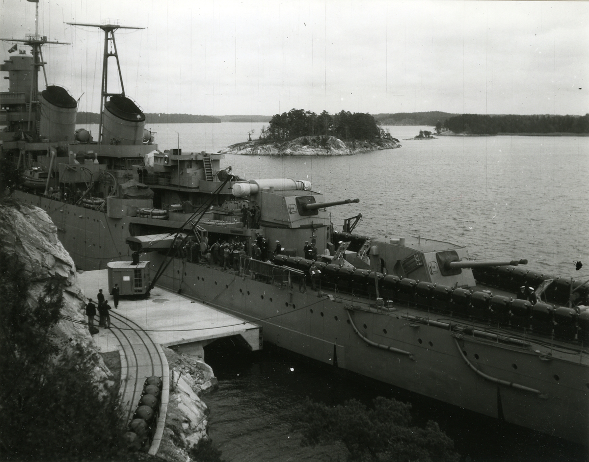 Kryssaren Göta Lejon tar ombord minor.