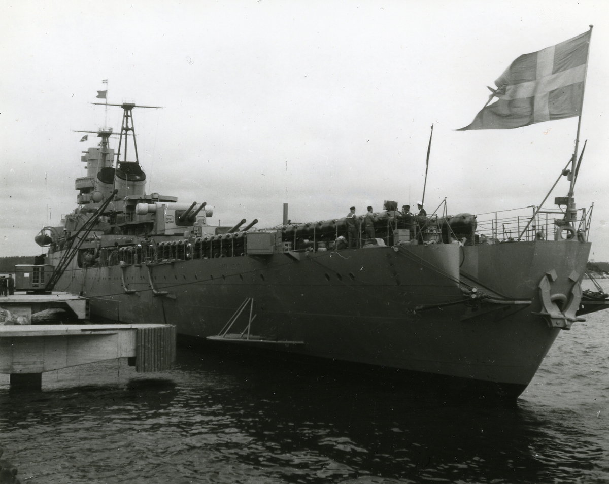 Kryssaren Göta Lejon tar ombord minor 1948. Fartyget vid lastkajen.