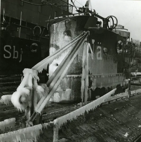 Nedisat torn på ubåten Näcken vid Skeppsholmen.
I bakgrunden