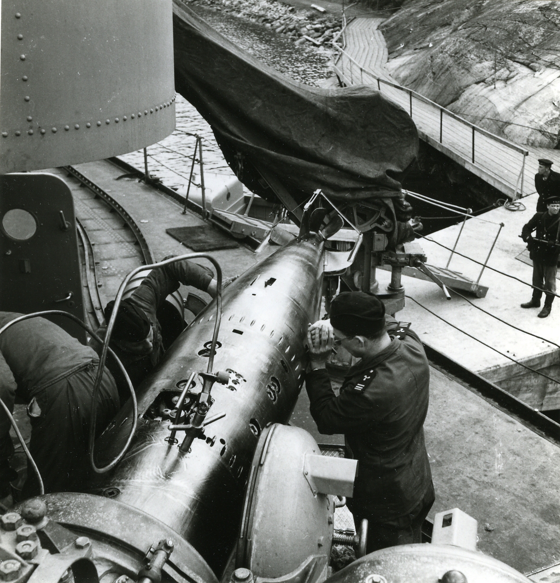 Arbete på torped ombord på jagaren Öland, 1949.