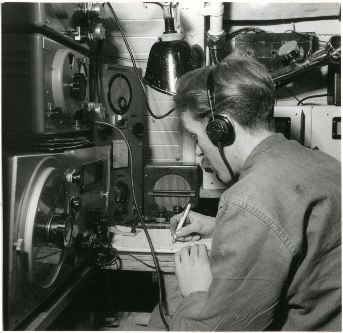 Radiotelegrafisten ombord på ubåten Sjöhästen år 1949.