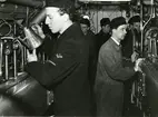 Besättningsmän i maskin på en ubåt under 1:a ubåtsdivisionens besök i Fårösund år 1949.