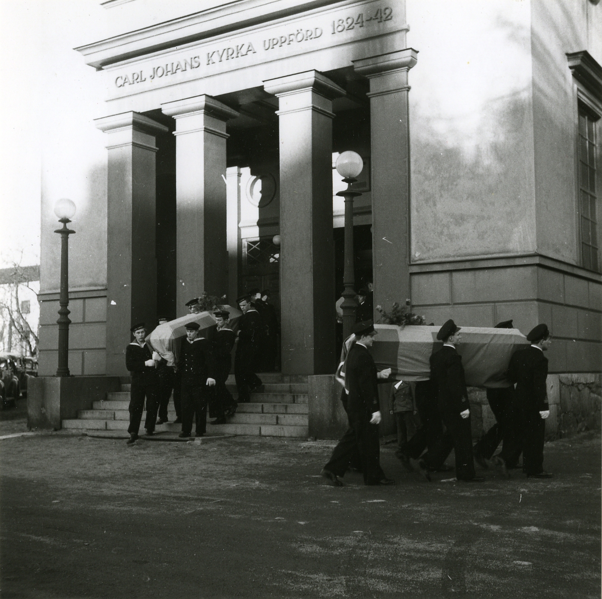 Jordfästningen av de förolyckade från ubåten U 4 år 1949. Kistorna bärs ut från Skeppsholmskyrkan.