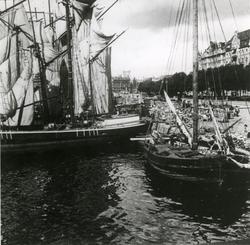 Skonare och jakter vid kajen i Nybroviken, ca 1920.