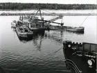 Enskopeverk muddrar i Gävle hamn 23/9 1965.