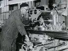 Karlskrona örlogsvarv.
Maskinverkstaden, arbete i fräsmaskin 27.2 1957