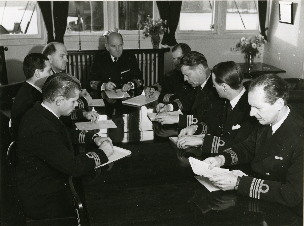 Kustflottan 1952, sammanträde.
Fr v: Kapten Harry Engblom, kapten Alf Berggren, kommendörkapten Rune Lagerquist, kommendör Bertil Berthelsson, marindir Gunnar Kemmer, kapten Sven Carlesson och kommendörkapten Carl Gustaf Elmér.