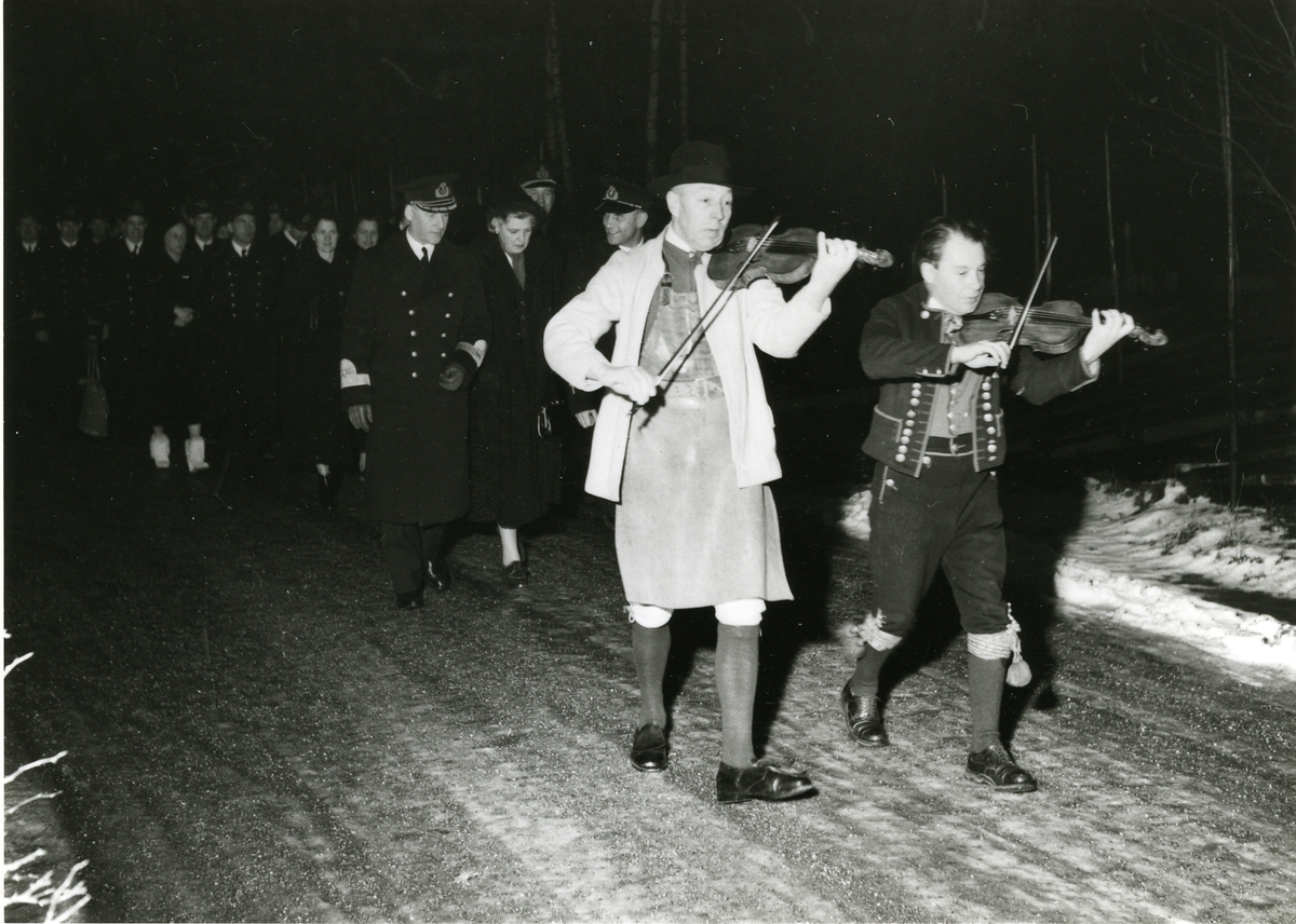 Adventshögtid i Seglora kyrka 1952.
Konteramiral Stig H:son Ericsson och amiralitetspastor Brandt.