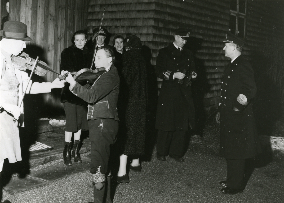 Adventshögtid i Seglora kyrka 1952.
Bl a konteramiral Stig H:son Ericsson och kommendörkapten Fredrik Forsberg.