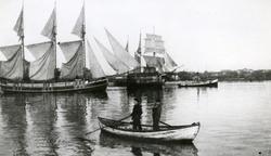 Hudiksvalls hamn 1925. I förgrunden en eka och i bakgrunden 