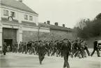 Karlskrona örlogsvarv.
Varvsporten nr 17 och varvsarbetare vid middagstid 1930.